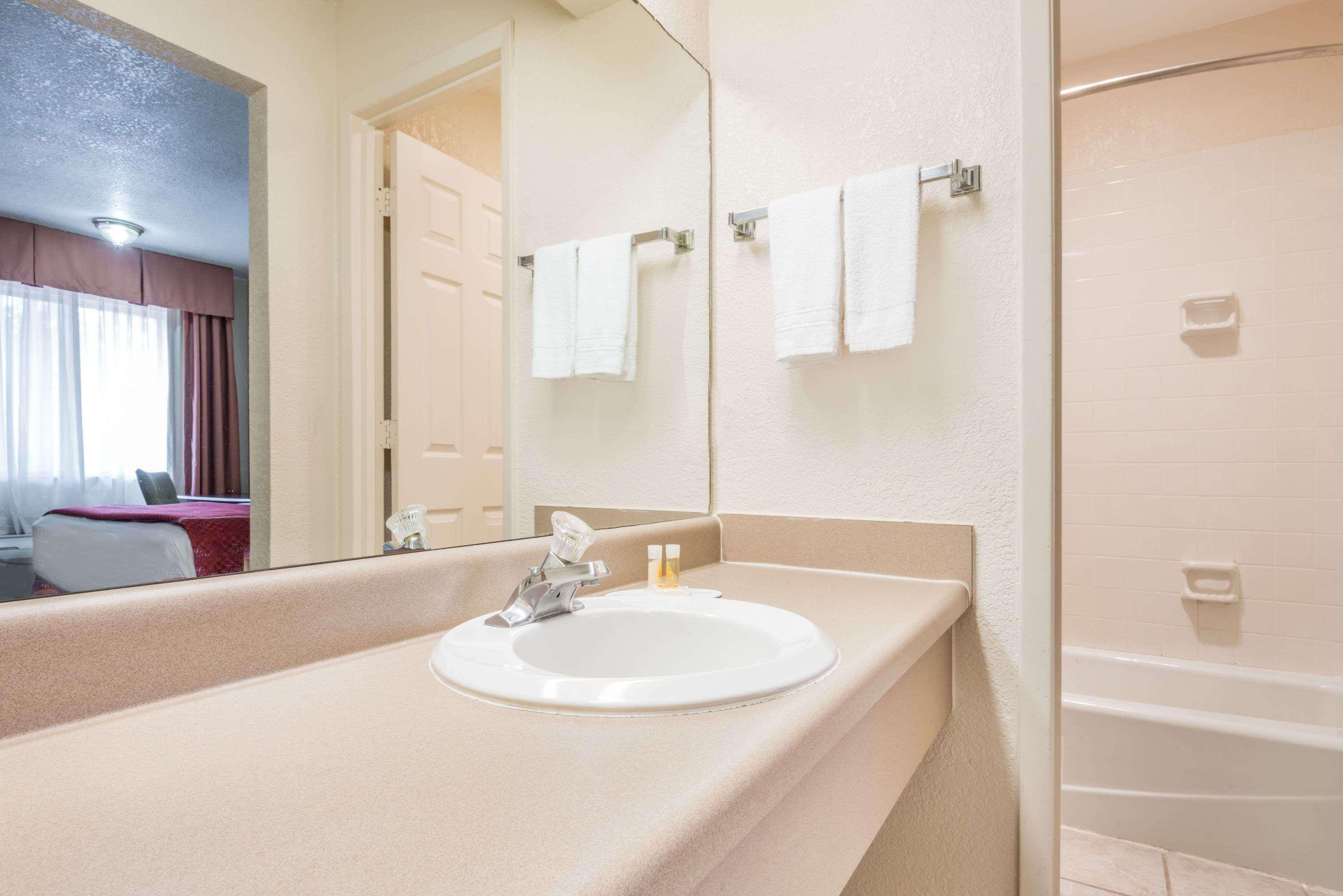 Days Inn By Wyndham Ottawa Екстериор снимка