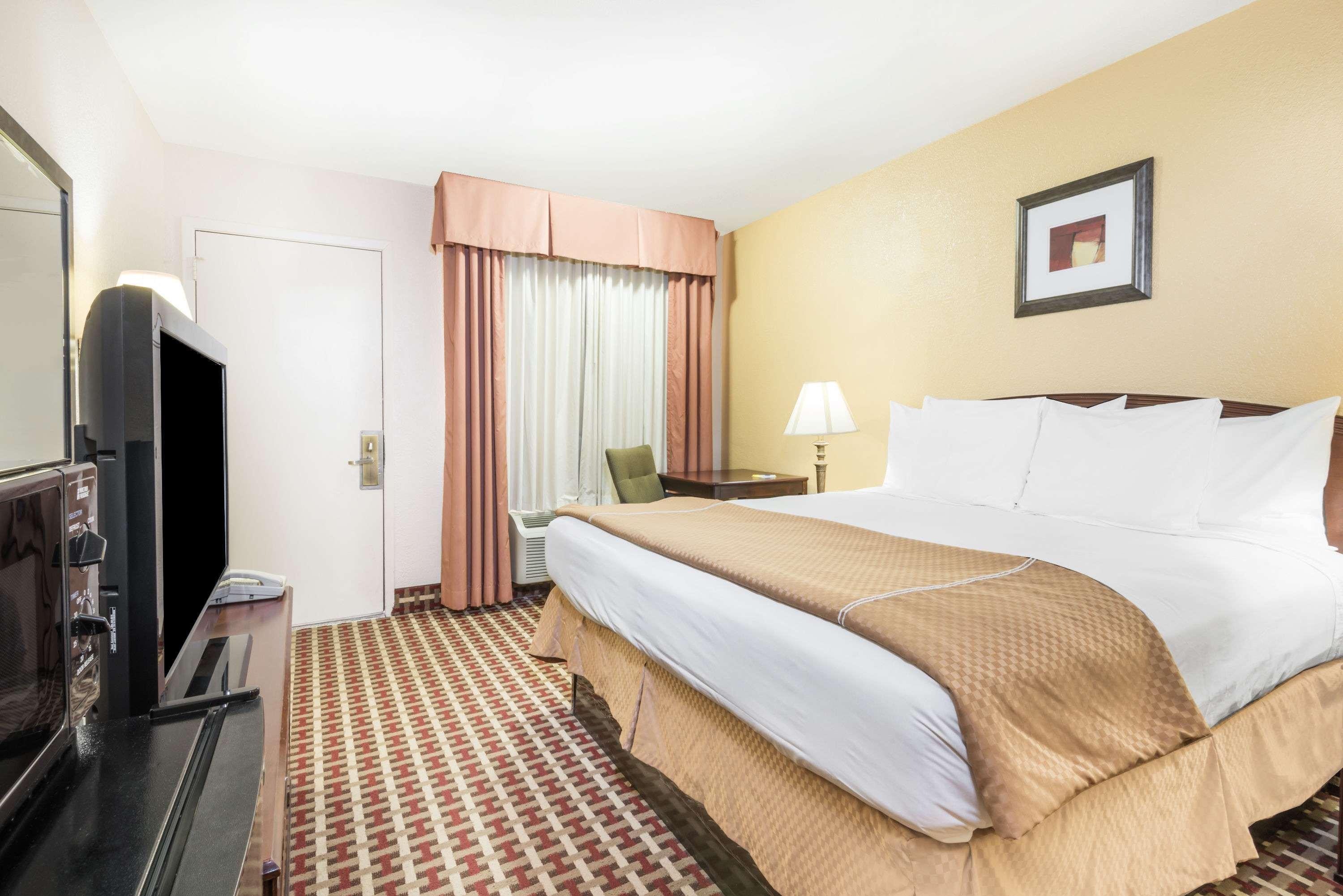 Days Inn By Wyndham Ottawa Екстериор снимка